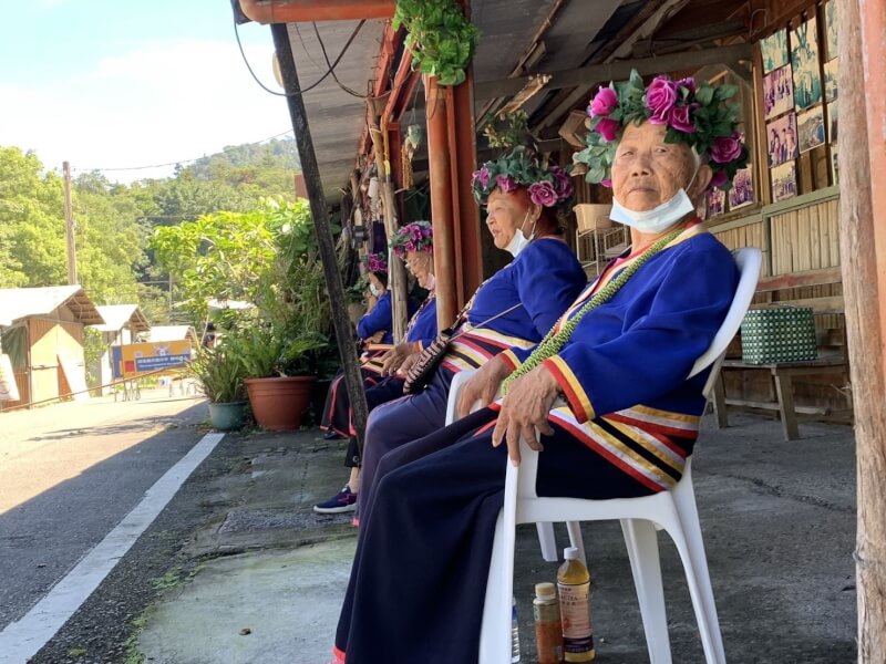 邵族「先生媽」石累（右1）祖靈祭時準備祭儀。（邵族文化協會提供）