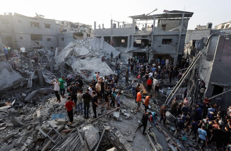 以色列空襲擊中加薩中部難民營，巴勒斯坦民眾5日在廢墟中確認傷亡。（路透社）