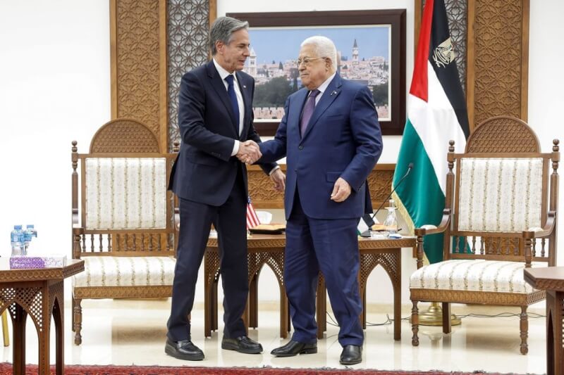 美國國務卿布林肯（左）5日突然造訪被以色列占領的約旦河西岸，與巴勒斯坦自治政府主席阿巴斯（右）會面。（路透社）