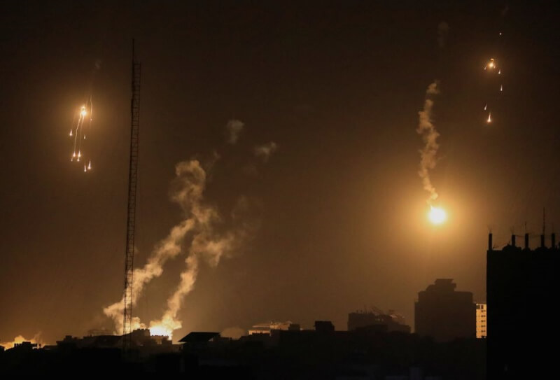 圖為4日以色列空襲加薩。（路透社）
