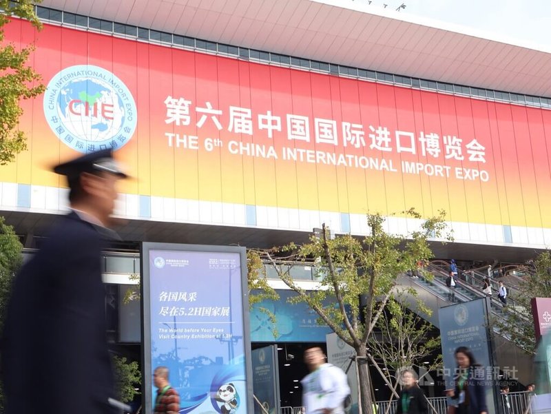第6屆中國國際進口博覽會5日在上海開幕，6日為展會第2天。據官方介紹，2023年進口博覽會為COVID-19疫情後全面恢復實體舉辦，計有3000多家參展商與會，參展的世界500強、行業龍頭企業、創新型中小企業等數量均為歷屆進博會最高。中央社記者李雅雯上海攝  112年11月6日