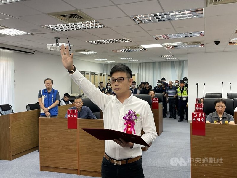 雲林縣麥寮鄉民代表會6日舉行第22屆第2次定期大會，麥寮鄉民代表當選人陳宏吉（前）完成補宣誓就職。中央社記者姜宜菁攝  112年11月6日