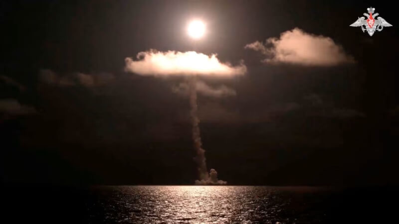 俄羅斯國防部5日表示，已成功從新型核動力戰略飛彈巡洋潛艦「亞歷山大三世號」試射能攜帶核彈頭的「狼牙棒」海基洲際彈道飛彈。（俄國國防部／Handout via 路透社）
