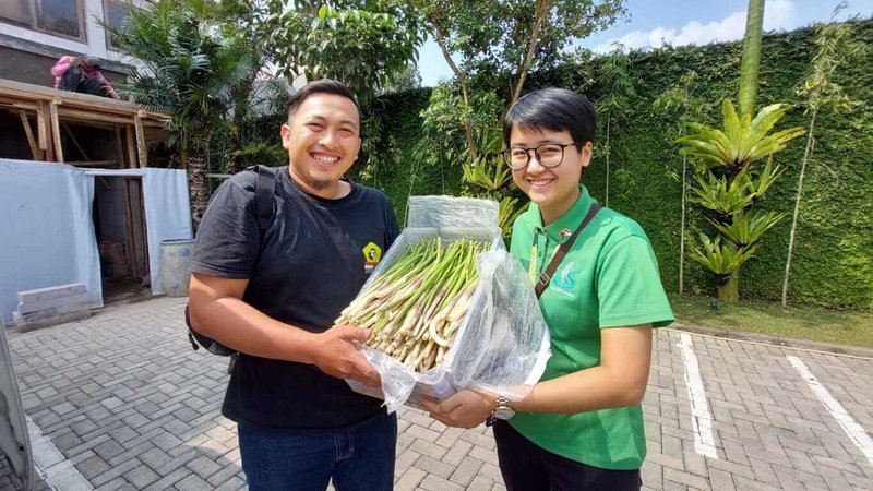 印尼青農法賈爾(Choolrul Ibnur Fajar)(左)手持自行種植的蘆筍與台灣農業青年大使劉芷婷(右)合影。(台灣農業青年大使團提供)中央社記者李宗憲雅加達傳真 112年11月6日