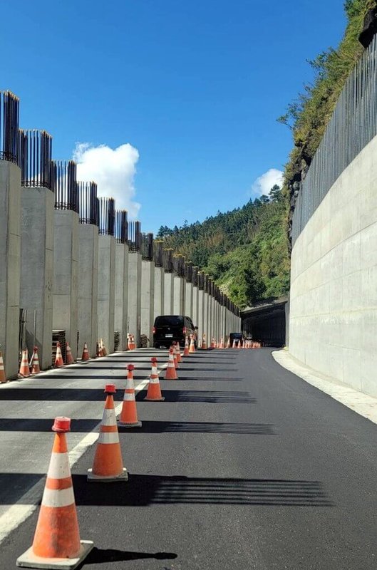 台18線阿里山公路77.94公里處因逢豪雨易落石，112年3月起興建明隧道，為進行鋼構吊裝作業，自6日起實施封閉管制，採施工20分鐘放行1次，例假日不實施，至113年4月30日。（阿里山工務段提供）中央社記者黃國芳傳真  112年11月6日