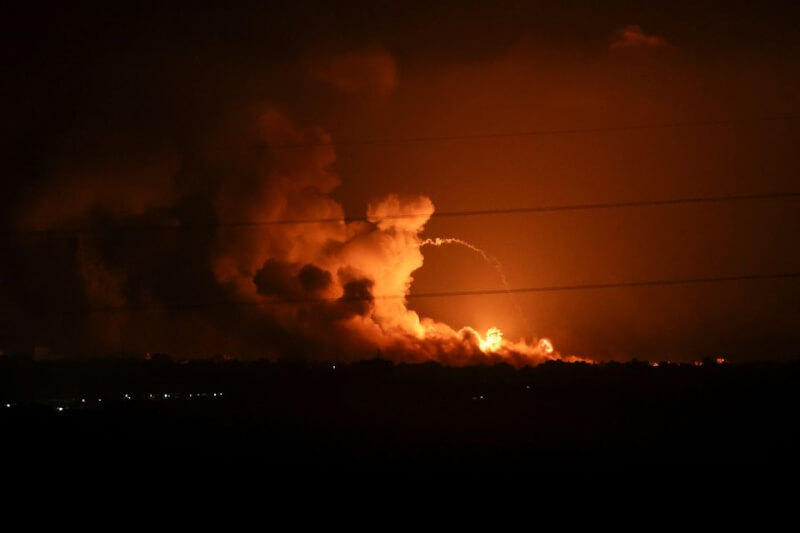 以色列5日空襲加薩走廊的火光點亮夜空。（路透社）