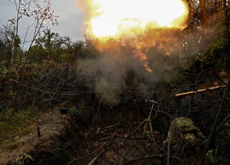 圖為10月一處頓內茨克祕密地點，烏克蘭砲兵向前線開火。（路透社）