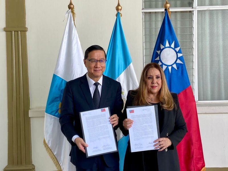 駐瓜地馬拉大使曹立傑（左）與瓜地馬拉總統府「第一夫人辦公室社會工作局」（SOSEP）局長羅培茲（Sara LÓPEZ）（右）簽署捐贈文件。（駐瓜地馬拉使館提供）中央社記者黃雅詩傳真 112年11月7日