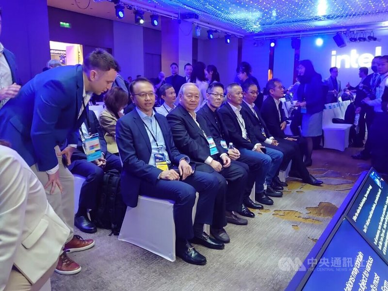 英特爾（Intel）7日舉辦「Intel Innovation Taipei 2023科技論壇」，英特爾客戶及生態系合作業者宏碁董事長陳俊聖（左2）、廣達副董事長梁次震（左3）等出席。中央社記者張建中攝  112年11月7日