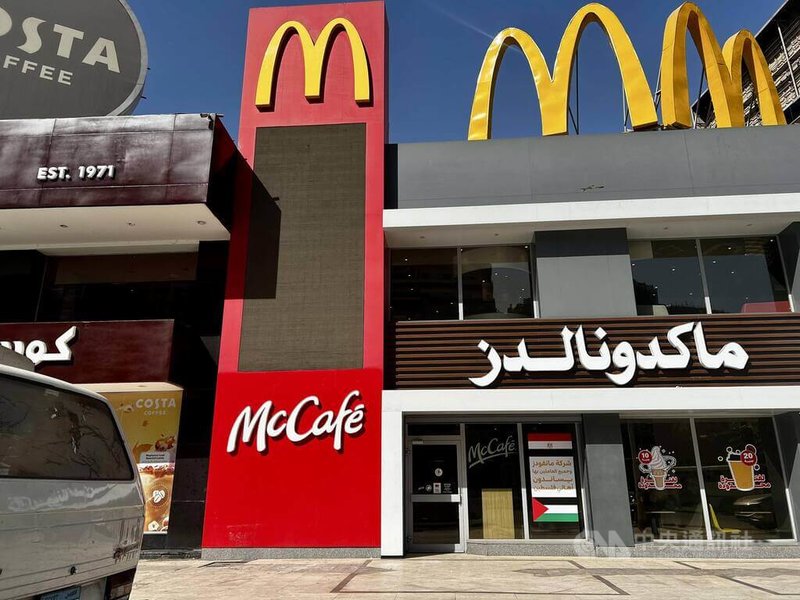埃及民眾為支持巴勒斯坦，號召抵制支持以色列品牌商，麥當勞首當其衝，麥當勞因而在各門市門口張貼海報，畫上巴勒斯坦國旗，並寫上：「麥當勞支持巴勒斯坦」。中央社記者施婉清開羅攝 112年11月7日