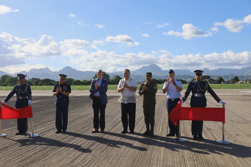 美國資助菲律賓的「巴塞空軍基地」跑道改善工程6日完工啟用，菲律賓國防部長鐵歐多洛（中）、美國太平洋空軍第7航空隊司令普留斯（右2）等人出席剪綵。（菲律賓空軍提供）中央社記者陳妍君馬尼拉傳真 112年11月7日