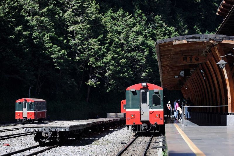 阿里山林業鐵路及文化資產管理處改變林鐵「發車鈴」音樂，近日委託文化大學中國音樂系副教授王樂倫以高山青、鄒族古調為主旋律創作林鐵車站專屬「進出站音樂」。圖為阿里山車站月台。（阿里山林鐵及文資處提供）中央社記者蔡智明傳真 112年11月7日