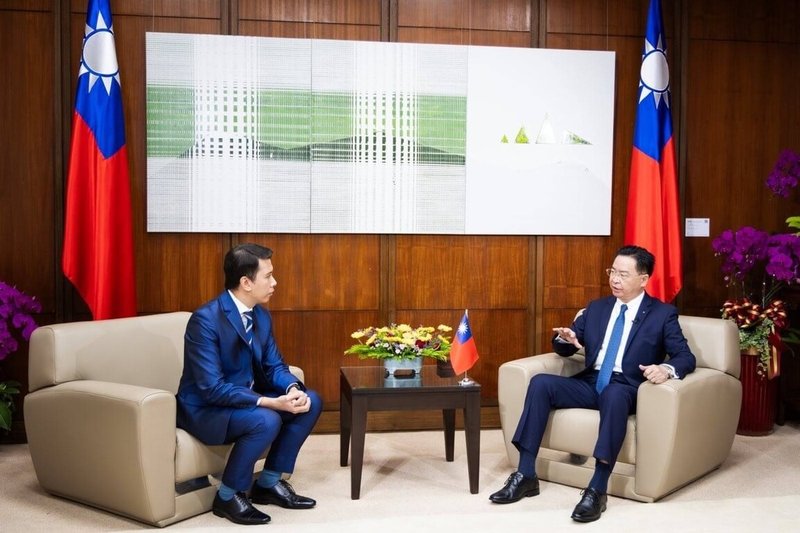 外交部長吳釗燮（右）接受「泰國公共電視臺」專訪，談論中國企圖武統台灣的發展情勢。（外交部提供）中央社記者黃雅詩傳真 112年11月7日