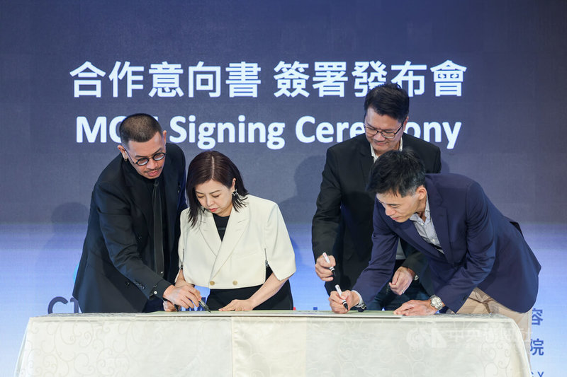 文策院攜手韓國娛樂巨擎CJ ENM集團分公司CJ ENM HK共組文化內容資金,將共同開發投資華語原創內容,7日在台北舉辦合作意向書簽署發布會,文策院董事長蔡嘉駿(左)、TVBS總經理劉文硯(左2)、遠傳電信數位娛樂營運長蔡俊榮(後右)、CJ ENM HK董事總經理鄭星勳(前右)等人現場簽名。中央社記者吳家昇攝 112年11月7日
