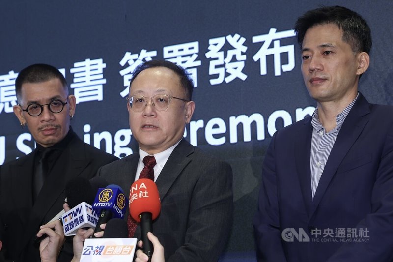 韓國娛樂龍頭CJ ENM集團分公司CJ ENM HK與文策院、TVBS、遠傳7日簽署合作意向書,文化部長史哲(中)受訪表示,今天雖是簽署MOU,但這一步意義重大,台灣與韓國合作原創內容,能助「台流」、台劇更快進軍全世界,借韓練兵之際,同時表示韓方也認為台灣在華語圈的發言權,值得作為影視內容增值方式。中央社記者吳家昇攝 112年11月7日