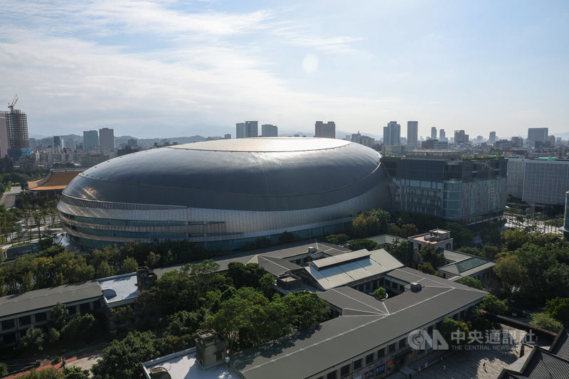 台北大巨蛋將進行兩場壓力測試賽，開放逾萬人進場觀賽，台北市警察局7日表示，針對大巨蛋若有1至2萬人情形，初步設置43崗哨、85人協助交通疏導；若是3萬至4萬人，則為70崗哨、136人。中央社記者吳家昇攝  112年11月7日