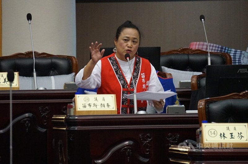無黨籍花蓮縣議員笛布斯.顗賚因不滿縣府追加預算遭包裹式退回,影響縣民權益,10月30日在定期大會一讀會上演「議員質詢議會」,引起爭議。圖為笛布斯.顗賚質詢資料照。中央社記者張祈攝 112年11月7日