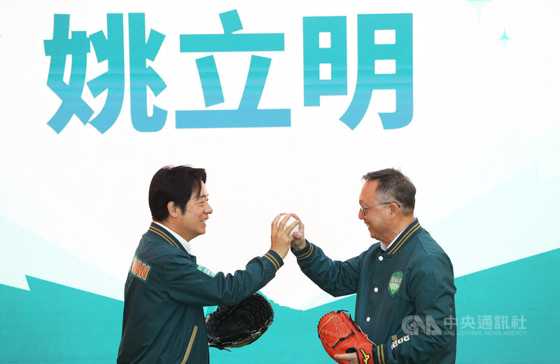民進黨總統參選人賴清德(左)7日上午召開記者會,公布總統競選總部組織架構,戴上棒球手套一一授予「致勝球」,由新黨前立委姚立明(右)擔任競選總部主任委員。中央社記者趙世勳攝 112年11月7日