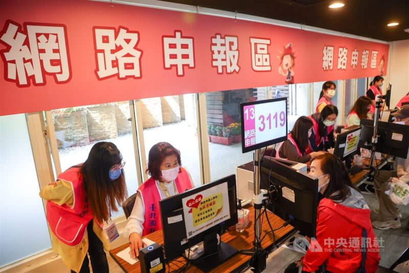 圖為民眾在綜所稅繳納期間，前往台北國稅局網路申報區諮詢稅務相關問題。（中央社檔案照片）