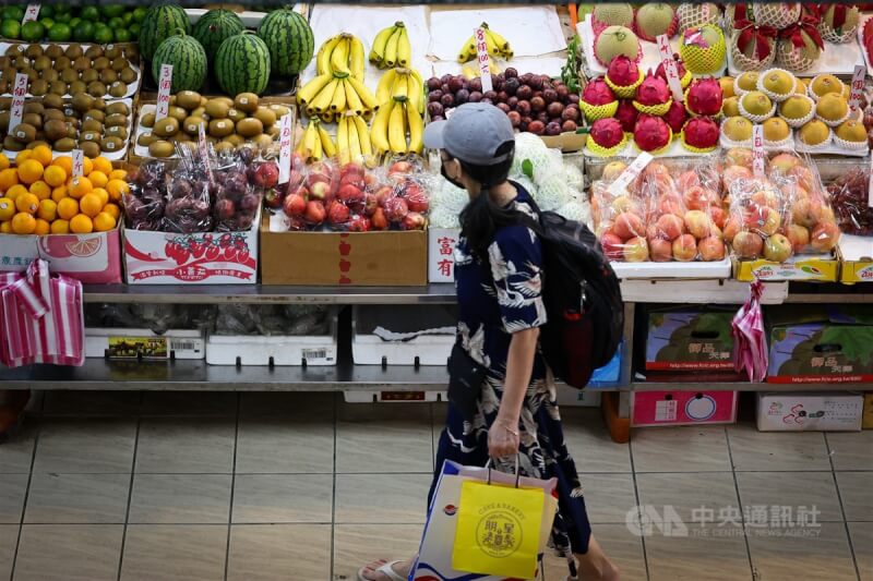 圖為民眾經過台北水源市場一處水果攤。（中央社檔案照片）