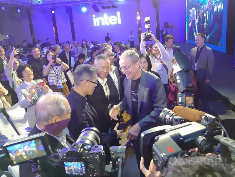 英特爾（Intel）7日舉辦「Intel Innovation Taipei 2023科技論壇」，執行長季辛格（Pat Gelsinger）（前排右）親自來台演講，在論壇開始前現身會場，熱情與客戶、生態系合作業者打招呼。中央社記者張建中攝 112年11月7日