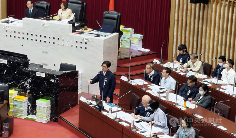 高雄市議會7日上午進行「高雄市進口雞蛋稽查專案報告」，市長陳其邁（前左）率衛生局、農業局等官員列席報告並備詢。中央社記者蔡孟妤攝  112年11月7日