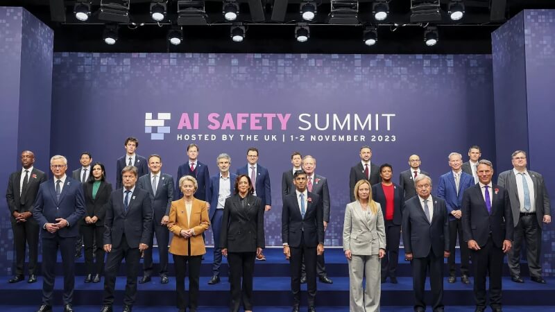 英國首相蘇納克（前右4）6日與美國副總統賀錦麗（前左4）、歐盟執委會主席范德賴恩（前左3）等出席首屆AI安全峰會的各國領導人合影。（圖取自twitter.com/ai_ctrl）