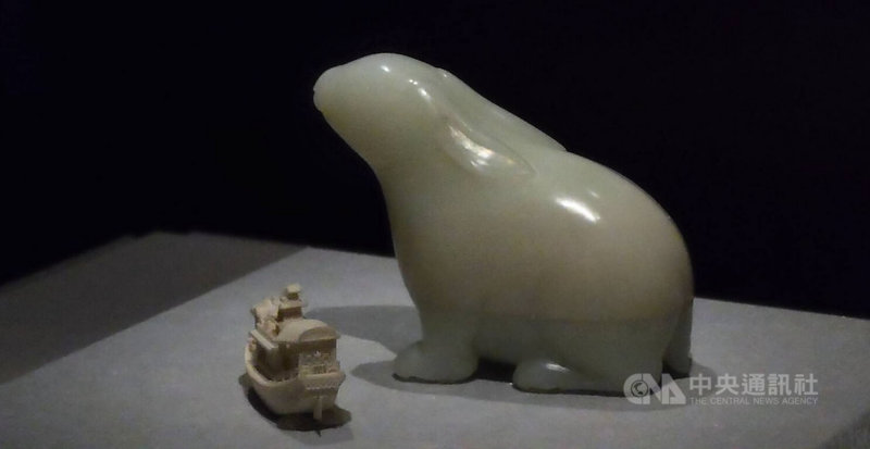 故宮南院人氣國寶展7日起以「擬真物象」為主題,展玉兔盒、雕象牙人物樓船,其中雕象牙人物樓船長、高僅數公分卻有4層,由小塊象牙磋製黏合而成。中央社記者蔡智明攝 112年11月7日