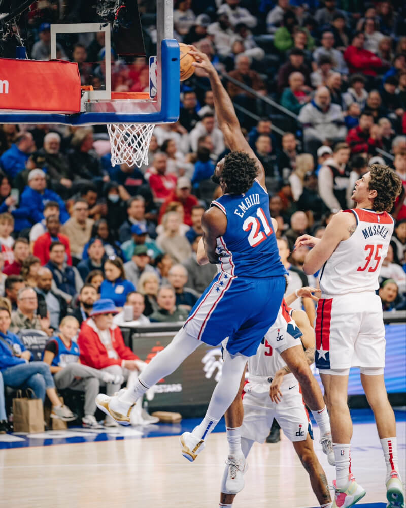 NBA費城76人隊7日迎戰華盛頓巫師隊，球星恩比德（持球者）全場狂飆48分，最終76人就以146比128大勝。（圖取自twitter.com/sixers）