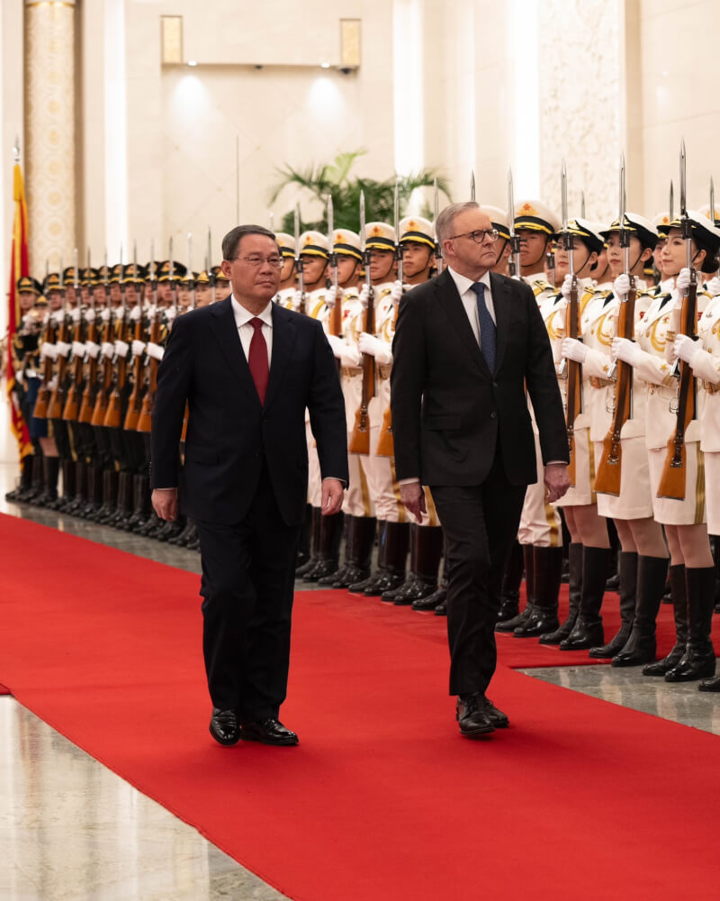 澳洲總理艾班尼斯（前右）7日下午在北京人民大會堂與中國國務院總理李強會晤（前左）。（圖取自twitter.com/AlboMP）
