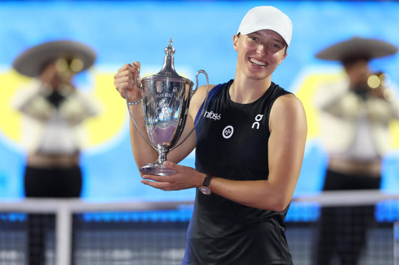 波蘭網球好手斯威雅蒂6日在WTA年終總決賽奪冠，世界排名將重返第1。（圖取自twitter.com/WTA）