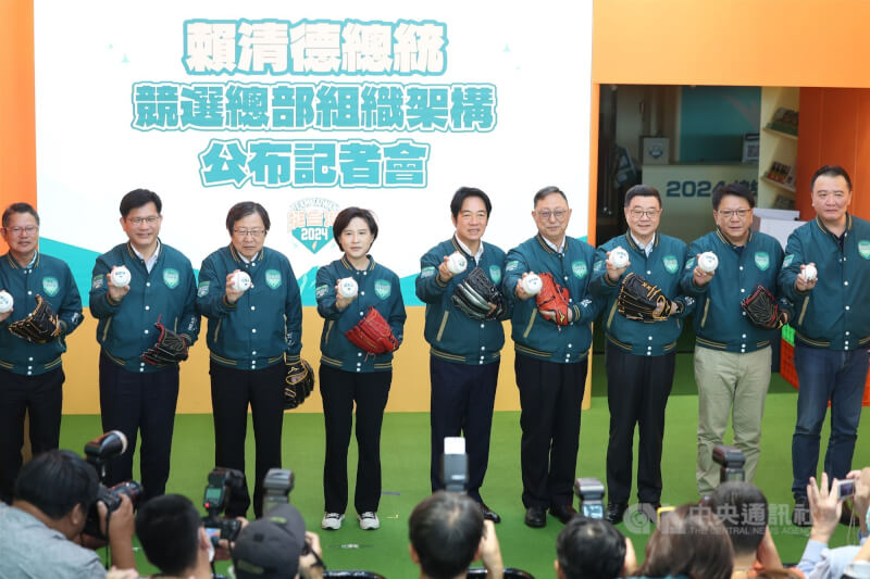 民進黨總統參選人賴清德(右5)7日上午舉行記者會公布競選總部組織架構,包括決策委員會召集人邱義仁(左3)、後援總會總會長陳茂仁(左)、國政顧問團召集人鄭麗君(左4)、總協調林佳龍(左2)、總督導卓榮泰(右3)、總幹事潘孟安(右2)、主任委員姚立明(右4)等,賴清德並授與每人一顆致勝球。 中央社記者趙世勳攝 112年11月7日