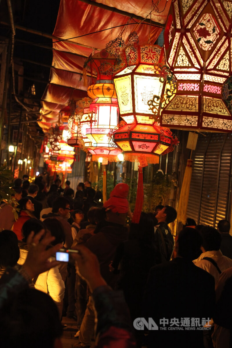 圖為台南市神農街2011年迎新春，路上點亮花燈，每戶人家門口都擺上水仙花雕刻盆景。（中央社檔案照片）
