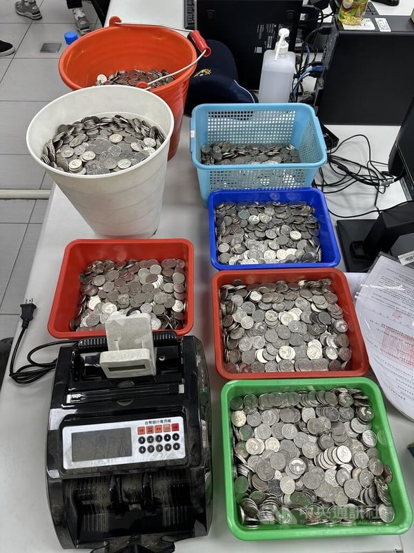 新北市永和警分局5日查獲某選物販賣店違法將娃娃機改裝為賭博機台,查扣不法所得新台幣24萬元,點鈔機、數幣機等證物,詢問後全案依刑法賭博罪嫌、違反電子遊戲場業管理條例,移送王姓負責人與陳姓員工。(翻攝畫面)中央社記者黃旭昇新北傳真 112年11月7日