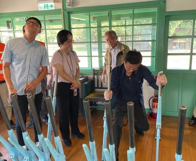 日本鐵道博物館（大宮）館長大場喜幸（前右）6日至哈瑪星台灣鐵道館，參觀「驛動．城啟-高雄車站百年物語」特展，體驗北號誌樓轉轍器。（高史博提供）中央社記者林巧璉傳真  112年11月7日