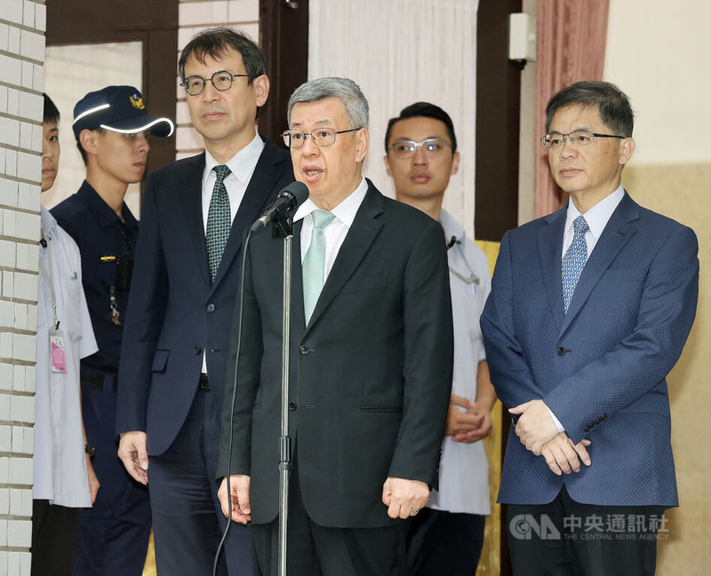 教育部已規劃補助大學校內住宿生,引發討論;行政院長陳建仁(前)7日在立法院受訪表示,政府要照顧年輕人,讓其得到最好的照顧,因此希望在校內外住宿,都能得到相當比例的補助。中央社記者郭日曉攝 112年11月7日