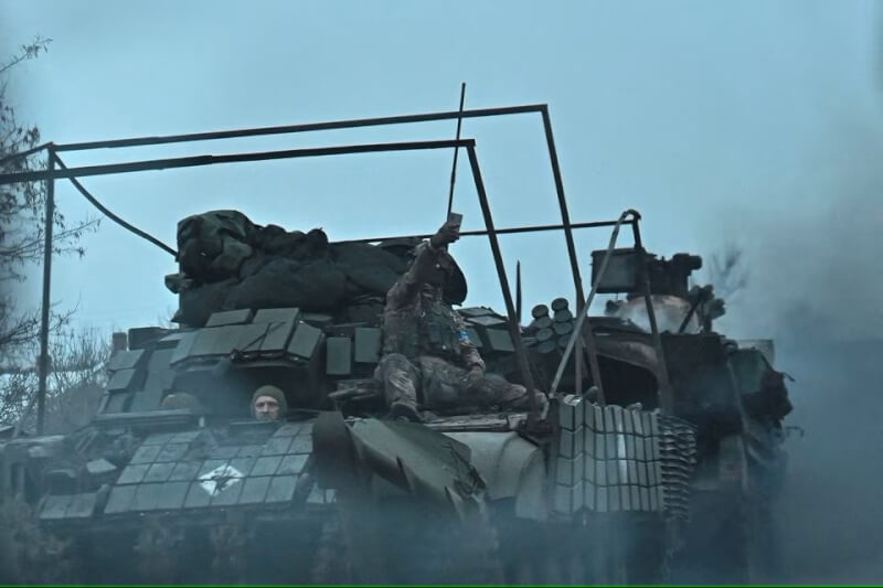 烏克蘭軍隊裝甲車4日行經札波羅熱地區。（路透社）