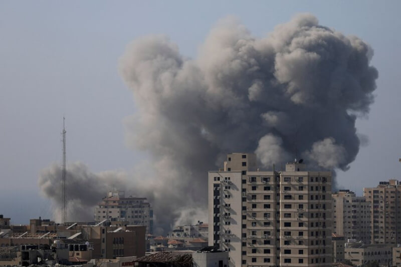 圖為加薩6日遭以色列攻擊後冒出濃煙。（路透社）