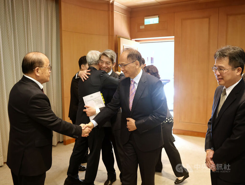 立法院長游錫堃（前中）8日上午在立法院接見韓國華僑協會聯合總會返台參訪團一行，與訪團成員握手致意。中央社記者王飛華攝  112年11月8日