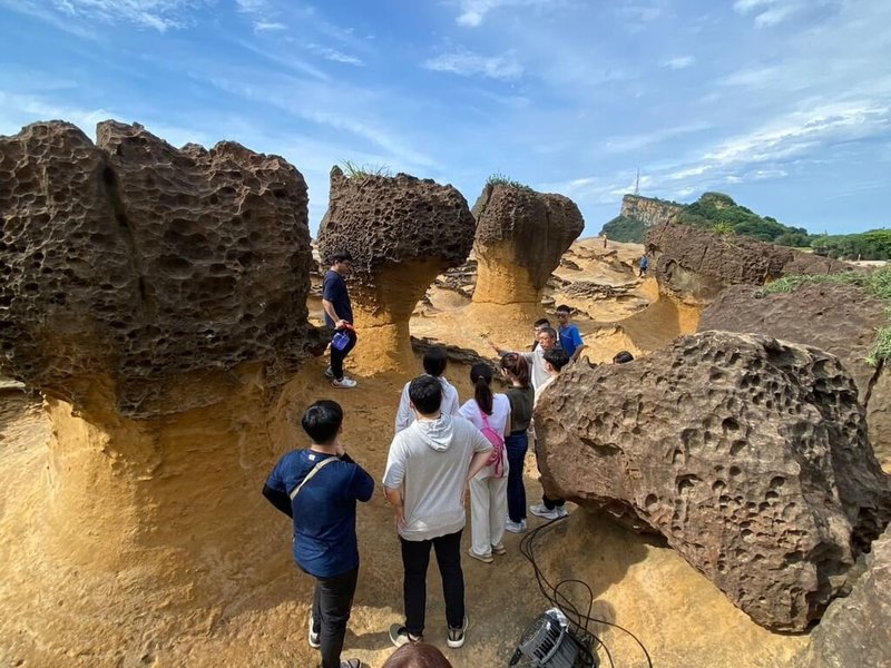 台北科技大學師生團隊使用砂岩強化技術，補強野柳海岸的蕈狀岩結構，協助保育地質景觀。（北科大提供）中央社記者許秩維傳真  112年11月8日