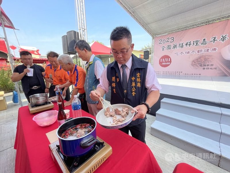 全國藥膳料理嘉年華11日將登場，雲林縣中藥商公會8日在六房媽天上聖母紅壇舉行記者會宣傳，示範如何用中藥材輕鬆冬令進補。中央社記者姜宜菁攝  112年11月8日