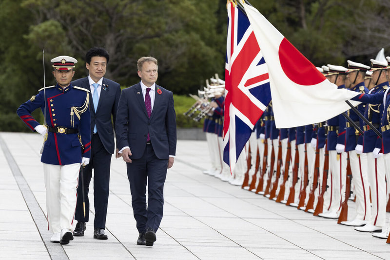 英國國防大臣夏普斯（左3）近日訪問日本，與防衛大臣木原稔（左2）進行一系列會談，以深化雙邊安全防衛合作，兩人7日並與英日外長舉行2+2對話。（英國國防部提供）中央社記者陳韻聿倫敦傳真 112年11月7日