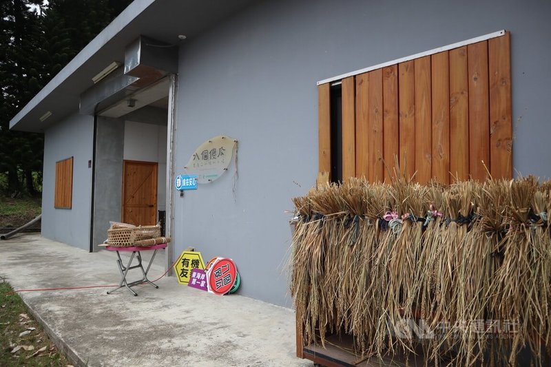 東海岸第一家農產品初級加工場「八個傻瓜」是由8名在地青農合作於花蓮縣豐濱鄉新社村建立,目前以稻米碾製、黑豆乾燥、焙炒為主。中央社記者李先鳳攝 112年11月8日