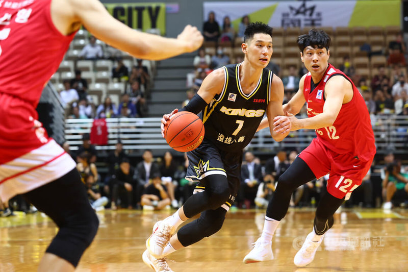 EASL東亞超級籃球聯賽8日在新莊體育館持續進行,由PLG新北國王隊迎戰韓職KBL首爾SK騎士隊,國王陣中球星林書豪(中)切入搶攻,全場貢獻12分助隊奪勝。中央社記者王騰毅攝 112年11月8日