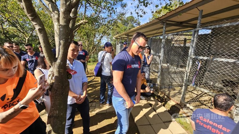 澳紐商會澳洲消防猛男8日上午前往新北市三芝區的「巴克幫－浪犬之家」園區，捐助保護流浪犬。中央社記者王鴻國攝 112年11月8日