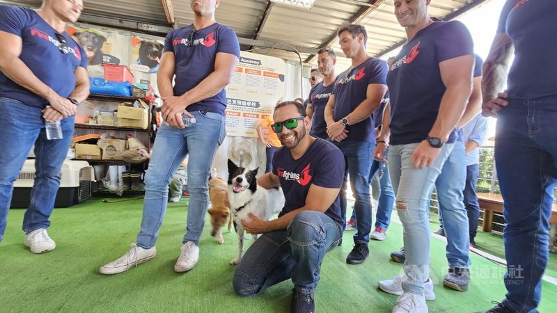 澳紐商會澳洲消防猛男8日前往新北市三芝區「巴克幫-浪犬之家」園區,公益捐助浪犬之家,支持台灣流浪狗的救助和保護工作。中央社記者王鴻國攝 112年11月8日