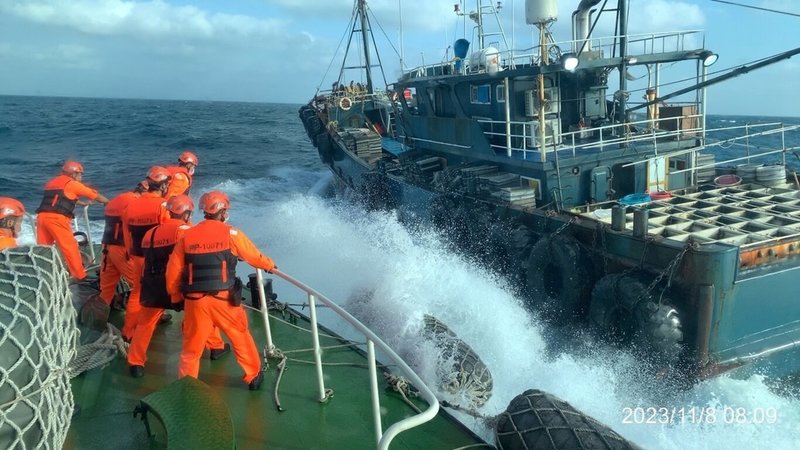 2艘中國籍漁船8日在澎湖七美海域併靠接駁漁獲，被海巡隊執行聯合偵巡時發現，隨即分開逃竄，澎湖巡防艇強靠登檢其中1艘中國籍運補船，查獲船上8名船員，船上300公斤漁獲當場海拋。（澎湖海巡隊提供）中央社  112年11月8日