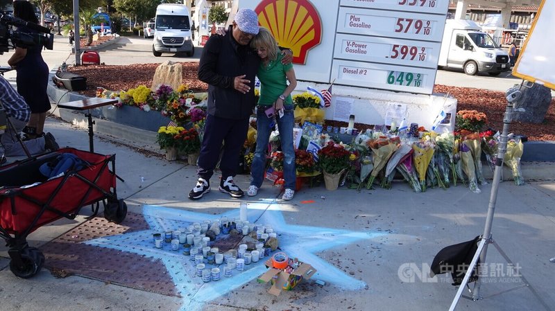 支持以色列的69歲猶太裔男子凱斯勒（Paul Kessler）5日在美國加州一場示威遊行與挺巴勒斯坦人士發生口角，倒地後頭部受傷，送醫後身亡。事發地點兩天以來堆滿鮮花，地上用粉筆畫著六芒星。中央社記者林宏翰洛杉磯攝 112年11月8日
