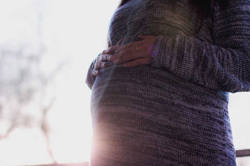 國健署將提人工生殖法修正草案，研擬開放單身女性、同性、代理孕母適用。（圖取自Unsplash圖庫）