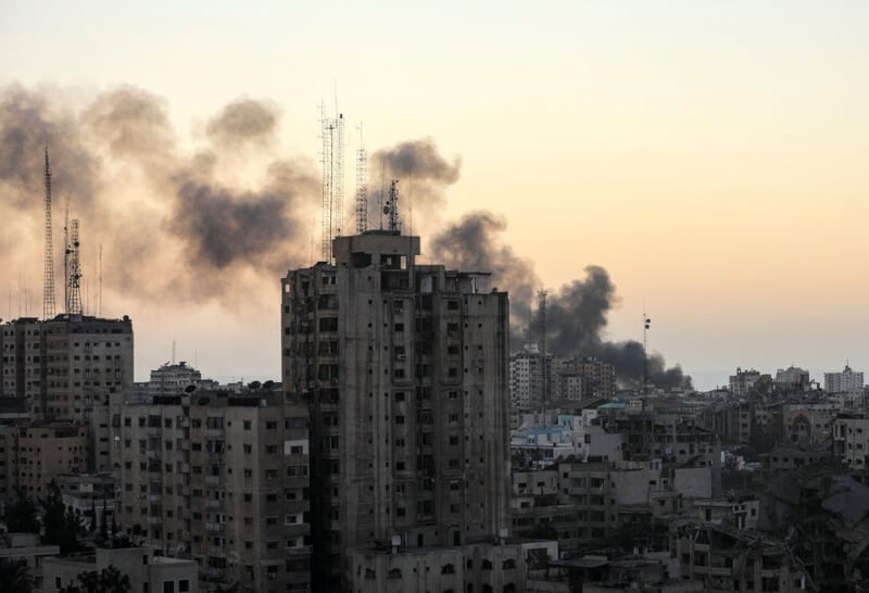 哈瑪斯與以色列衝突持續，加薩市7日冒出陣陣濃煙。（路透社）